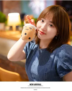 Vue détaillée d'un adorable porte-clés en peluche bubble tea tenu par un mannequin