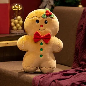 Coussin en peluche bonhomme de pain d'épices festif sur un canapé, ambiance de Noël.
