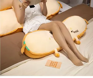 Weiches langes Toastbrot-Plüschkissen auf dem Bett für gemütliche Seitenlage
