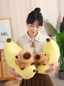 Detalle de una modelo sosteniendo un peluche de carpincho en un nido de banana