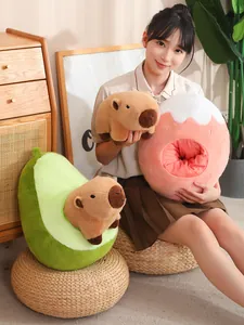 Peluche de carpincho suave en nido de aguacate y cojín calientamanos fresa