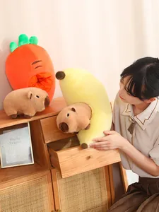 Detalle del peluche de Capibara con nidos de tela suave en forma de plátano y zanahoria