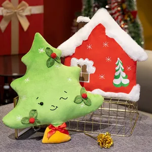 Gros plan de coussins en peluche festifs en forme de sapin et de maison de Noël