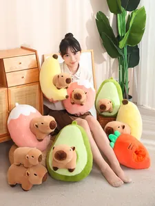 Vista detallada de peluches de carpincho en suaves cojines con forma de varias frutas suaves