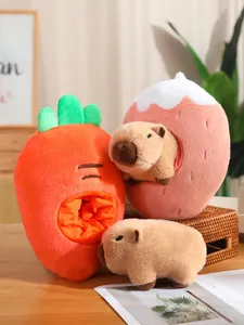 Primer plano de suaves peluches de capibara en casitas con forma de zanahoria y fresa para niños.
