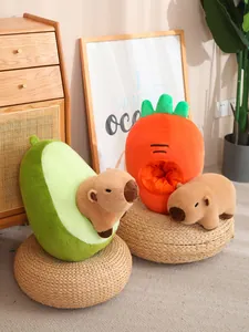 Lindos peluches de carpincho en sacos de dormir con forma de aguacate y zanahoria