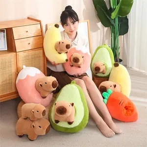 Vista detallada de varios peluches de frutas capibara con nidos de plátano y aguacate