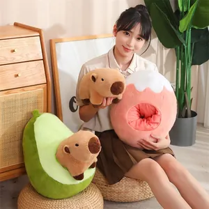 Vista de estilo de vida de una chica con un peluche de carpincho y nidos de almohada de frutas
