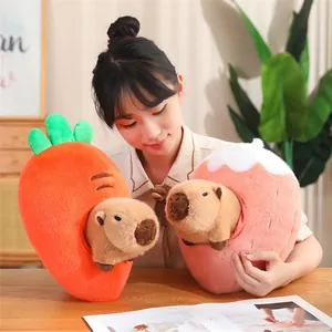 Vista detallada de los adorables peluches de carpincho en nidos con forma de zanahoria y fresa.