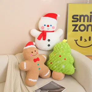 Vue détaillée de coussins de Noël en peluche avec bonhomme de neige et de gingembre