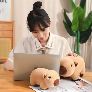 Lindos peluches de carpincho marrón en un acogedor ambiente hogareño con modelo.
