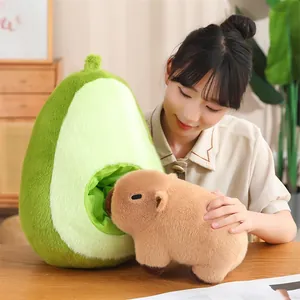 Una joven interactuando con un tierno peluche de carpincho en un nido de aguacate