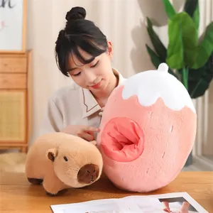 Vista detallata de un lindo peluche de carpincho junto a un nido en forma de fresa