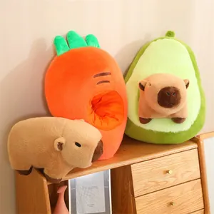 Peluches de carpincho con diseños de zanahoria y aguacate en un mueble de madera