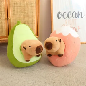 Nidos de peluche de aguacate y fresa con adorables juguetes de carpincho en casa