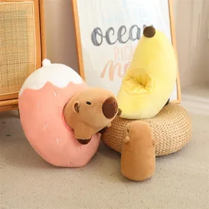 Vista detallada de peluches de carpincho en nidos temáticos de fresa y plátano