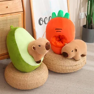 Escena acogedora con peluches de carpincho y nidos con forma de aguacate y zanahoria
