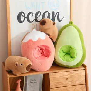 Peluches de carpincho con nidos de fresa y aguacate sobre una cómoda de madera tallada