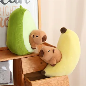 Primer plano de lindos peluches de carpincho en nidos de fruta de aguacate y plátano