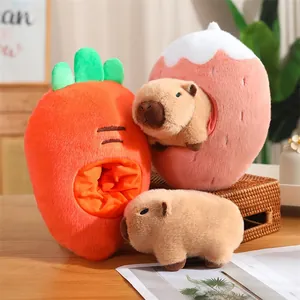 Primer plano detallado de peluches de capibara en nidos de fresa y zanahoria.