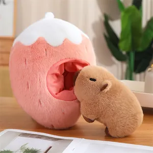 Primer plano de un peluche de capibara entrando en un nido suave de fresa.