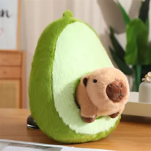 Primer plano de un lindo peluche de carpincho asomando de una cáscara de aguacate suave