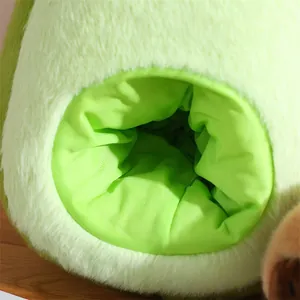 Detalle de cerca de nido de peluche frutal con suave pelaje verde y apertura