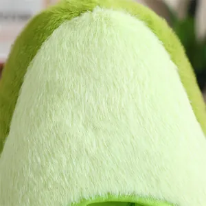 Detalle macro que muestra la textura de piel sintética verde suave del peluche.