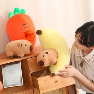 Vista detallada de un peluche de carpincho en nidos de frutas de plátano y zanahoria
