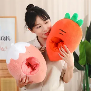 Adorables muñecos calientamanos de peluche con forma de zanahoria y fresa con modelo