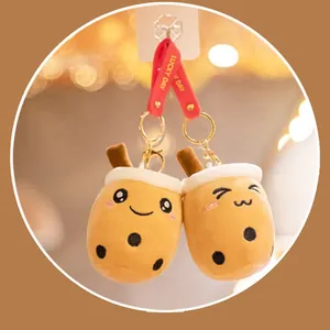 Gros plan de deux adorables porte-clés en peluche bubble tea avec lanières rouges Lucky Day