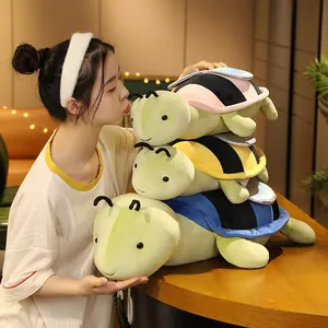 Una pila di tre simpatici peluche ibridi tartaruga ape tenuti da una giovane ragazza