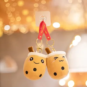 Porte-clés en peluche bubble tea avec lanière 'LUCKY DAY' et fond bokeh chaleureux