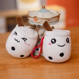 Deux adorables porte-clés en peluche de thé boba blanc avec des visages souriants