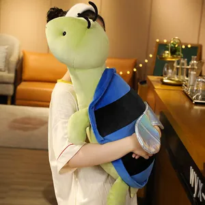 Simpatico peluche grande tartaruga ape cuscino tenuto da ragazza