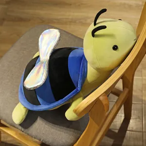 Simpatico cuscino di peluche ape tartaruga su sedia