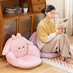 Vista de estilo de vida de un adorable cojín de peluche de conejo rosa con respaldo alto.