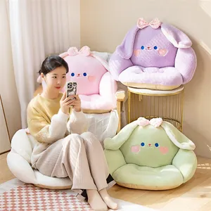 Cojines de felpa con forma de conejo en varios colores mostrados en un ambiente hogareño