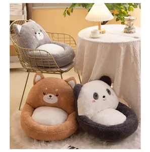 Vista dettagliata di cuscini di seduta in peluche panda e shiba inu in un ambiente accogliente