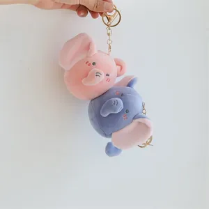 Vista dettagliata dei portachiavi a forma di elefante in peluche rosa e viola
