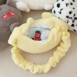 Vista interna del lindo bolso de hombro de gato de peluche amarillo con espacio