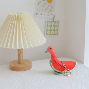 Primo piano di un simpatico portachiavi di peluche a forma di papera anguria