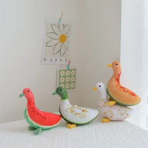 Simpatici peluche a forma di anatra con disegni di frutta e verdura su sfondo bianco