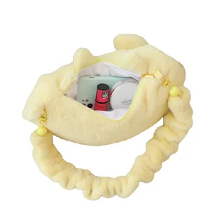 Lindo bolso de hombro de felpa amarillo con forma de gato y correa