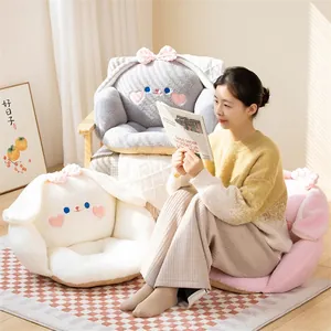 Cojines de asiento de peluche con forma de conejo y respaldo en un entorno hogareño acogedor