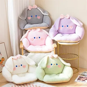 Primer plano de lindos cojines de felpa con forma de conejo en varios colores suaves para el hogar