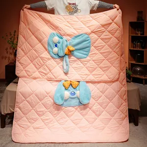 Süße rosa gesteppte 2-in-1 Kissen-Decke mit einem blauen Plüsch-Hasen-Cartoon-Design