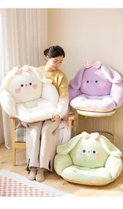 Cojines de silla de conejo de peluche en blanco, púrpura y verde en un hogar acogedor
