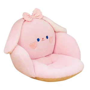 Detalle del cojín de asiento de felpa de conejo rosa con textura suave y lazo
