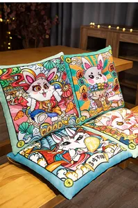 Gros plan de coussins d'assise carrés imprimés lapin style Guochao sur un banc en bois rustique